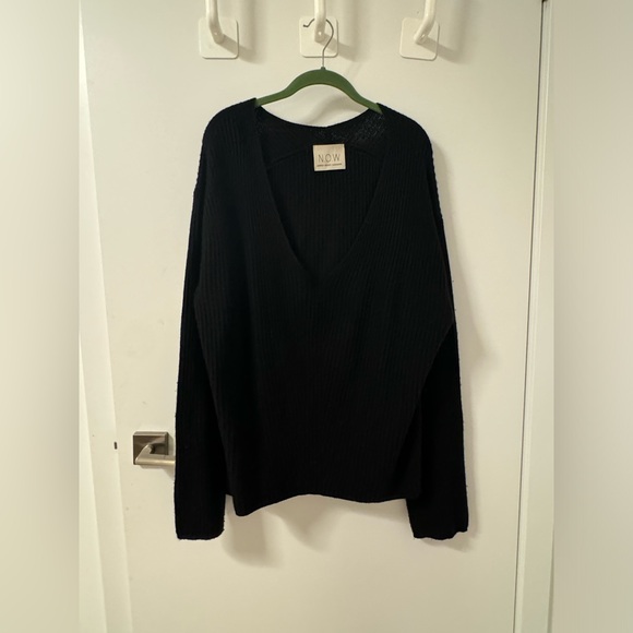 A very fine v neck cashmere sweater by Andrea Rosati - Picture 1 of 5